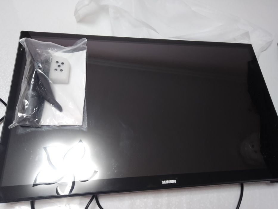 Новый телевизор в коробке с чехлом