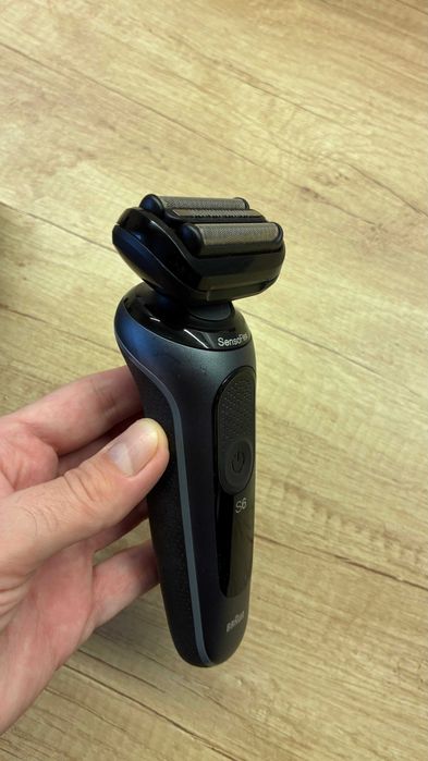 Vând Aparat de ras electric Braun Series 6 61-N1000s, încă în garanție