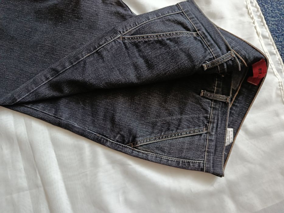 Продам джинсы ц 5000 тенге