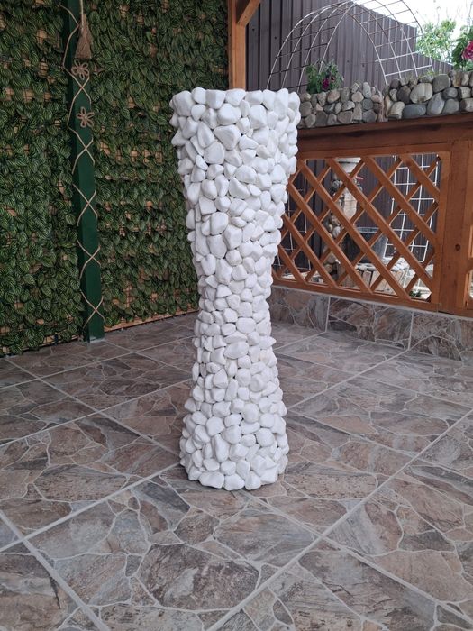Suport decorativ din beton  pentru flori / ghiveci handmade cu pietre albe .