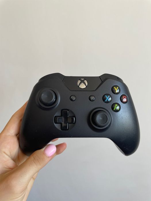 Xbox One X + 2 оригинални контролера