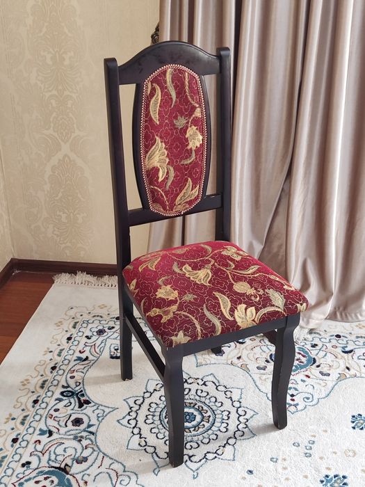 Стол и стулья в отличном состоянии!