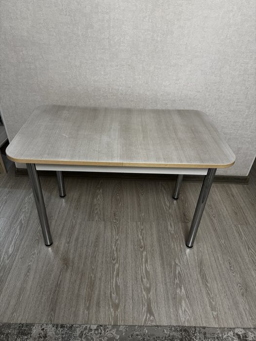 Стол кухонный в хорошем состоянии