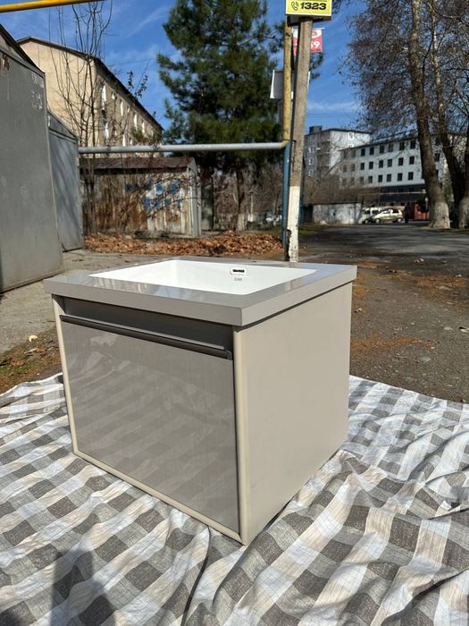 Продаётся подвесная раковина с тумбой для ванной