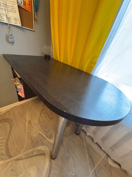 Стол для учебы или в ресепшен