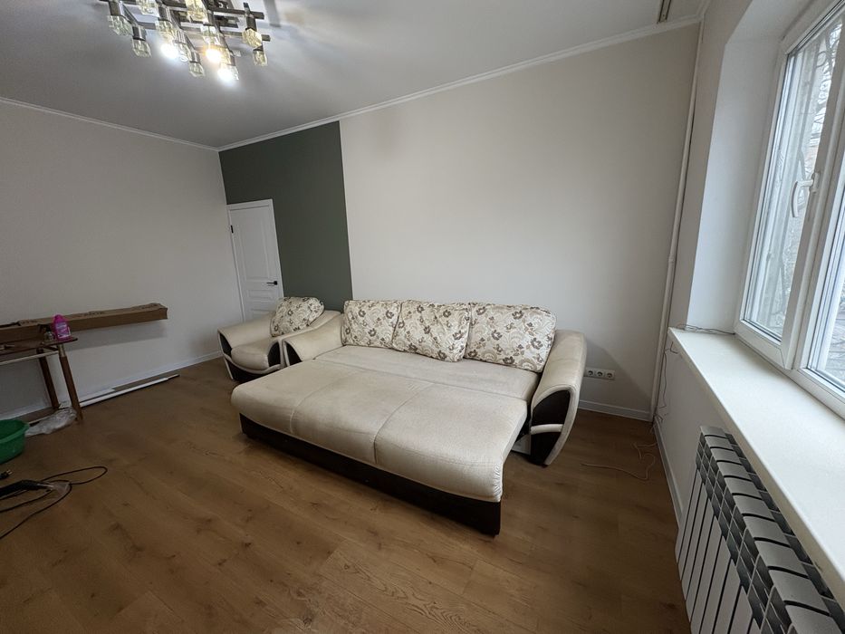 Диван раскладной, бежевый. С подушками.