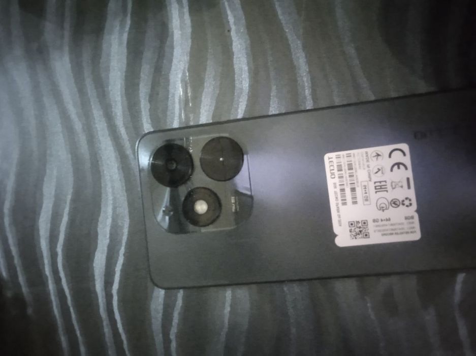 Yangi telefon sotiladi