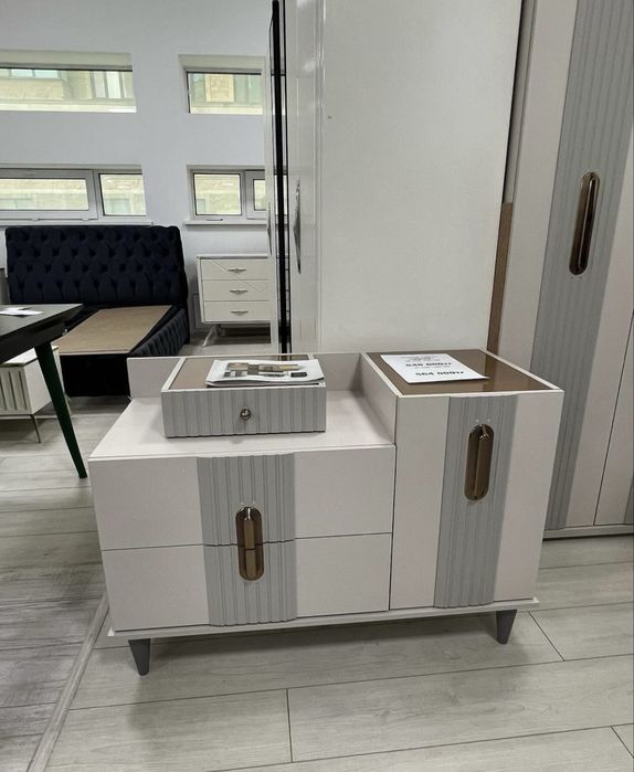 Срочно продаем спальный гарнитур “Симона”