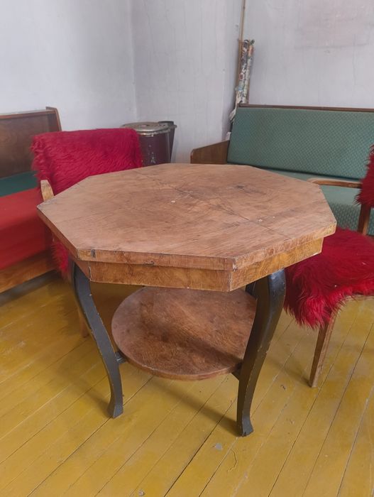 Ретро осмоъгълна холна маса