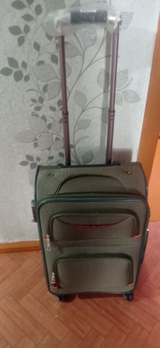 Продам чемодан новый