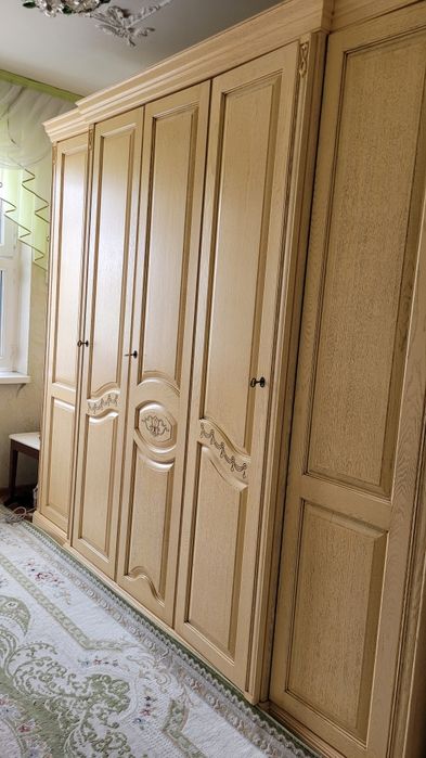 Красивый  спальный гарнитур