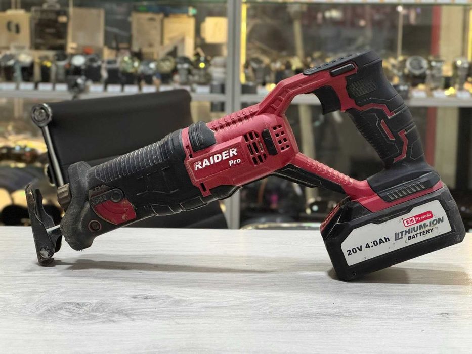 Акумулаторен саблен трион RAIDER RDP-SRS20 с батерия без зарядно