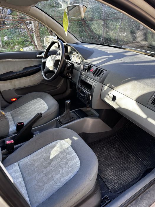 Skoda Fabia Gri .