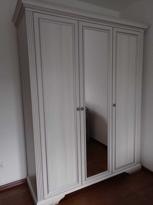 Шкаф распашной б/у (в отличном состоянии)