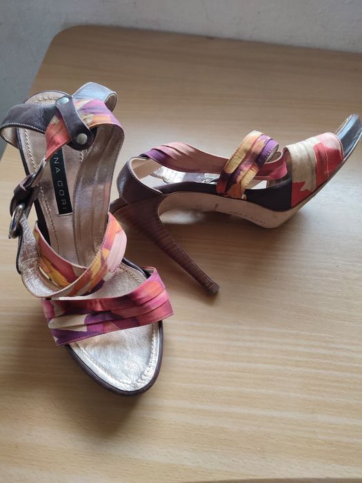 Vând sandale cu toc