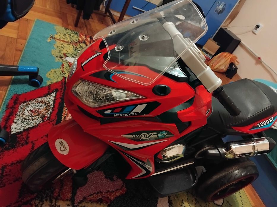 Акомулаторен мотор за деца