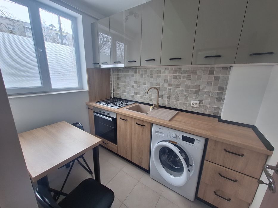 Închiriez garsoniera recent renovată, lângă școală nr 5