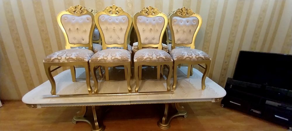 Продаются стол со стульями.