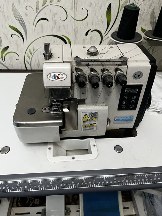 Продам оверлок машинку