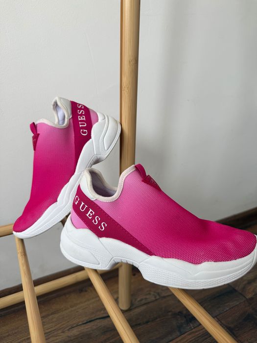 Оригинални розови маратонки Guess