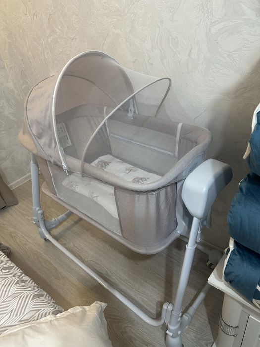 Стульчик деревянный и кровать детский