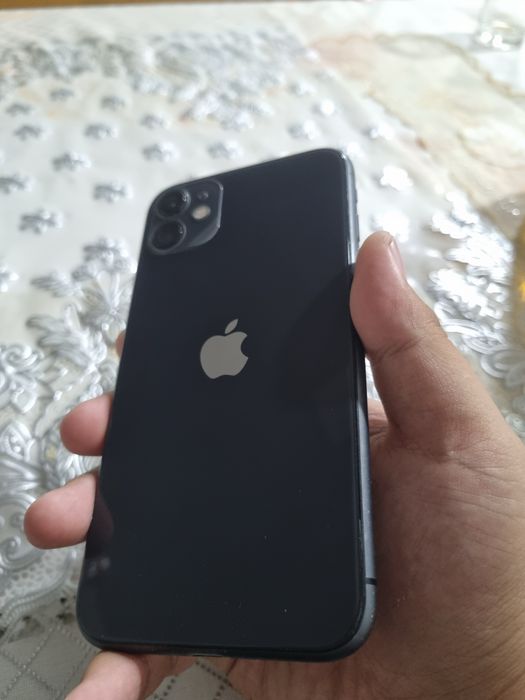 iPhone 11 128GB black. Samsung Galaxy S21 5G 256GB