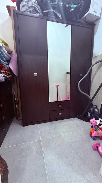 Шкаф с зеркалом и комод