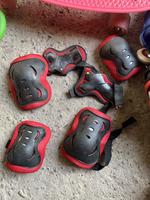 Два самоката, скейты, ролики и защита