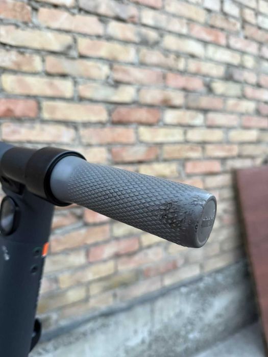 Продам самокат Ninebot Kickscooter ES2