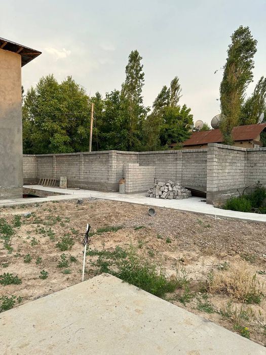 Продаётся дача в доль речки  (каробка )
Ташкентская область 
Янгибазар