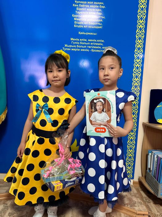 Желтое платье в горошек