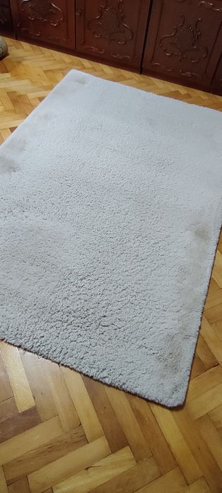 Vând covor stil blană, beige deschis, 120/180 cm