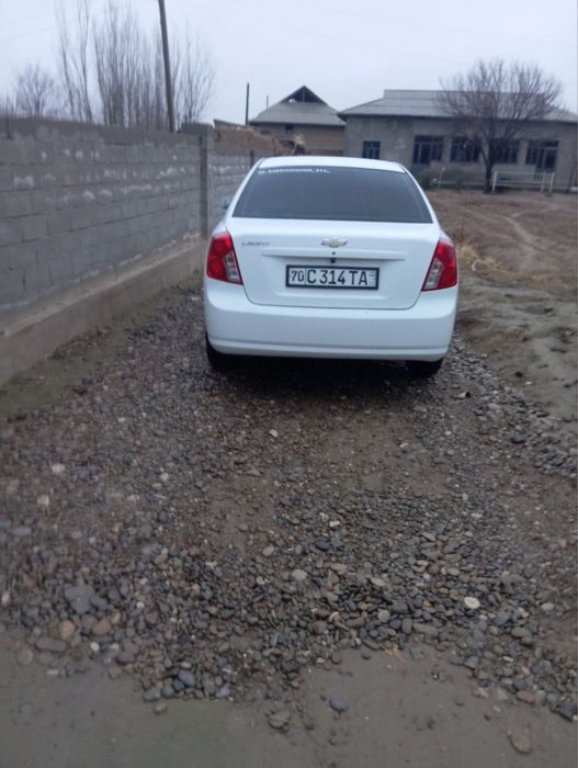 Lasetti 1.8 sotiladi