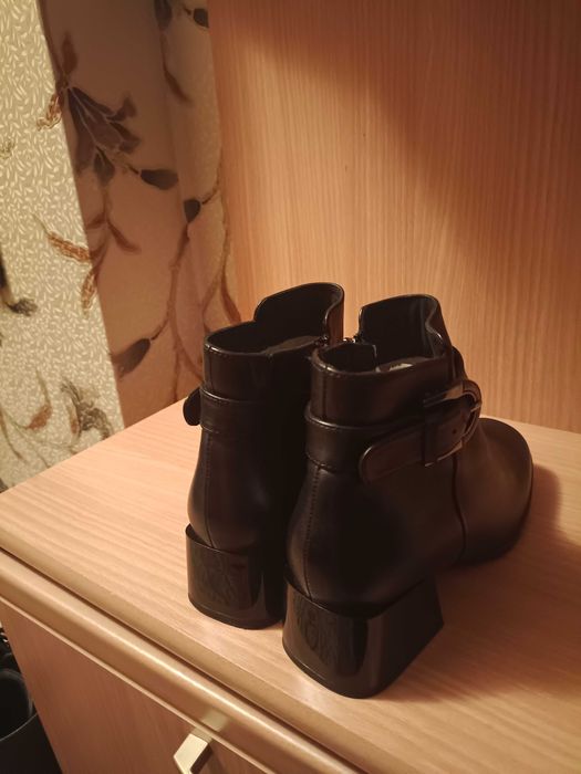 Продам новые ботильоны Caprise