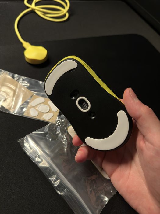 Mouse Gaming Scyrox V8, Galben, Switch-uri Kailh si senzor PAW 3950 – Ca nou, cutia si toate accessoriile incluse