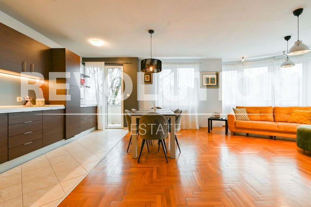 Дава се под наем Тристаен апартамент в София, Център - 125 кв.м за 1196.97 € - Снимка #1