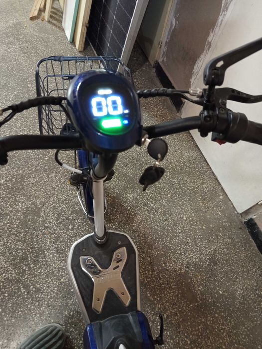 Електрически скутер с подаръци