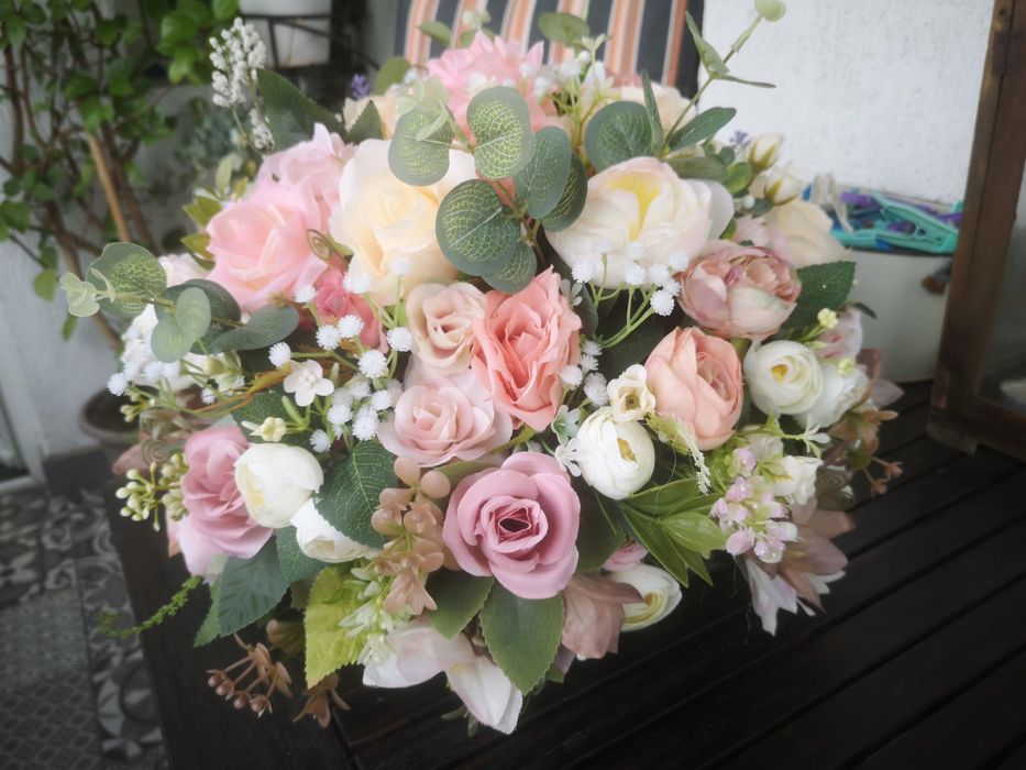 Аранжировки за маса от изкуствени цветя