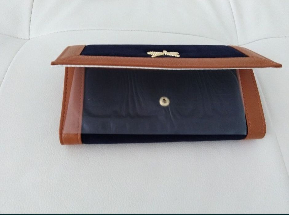 Vând portofel dama,piele ecologica, produs de calitate superioara.