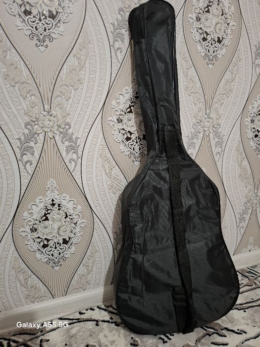 Продаю гитару срочно. В комплект рюкзак аксессуары