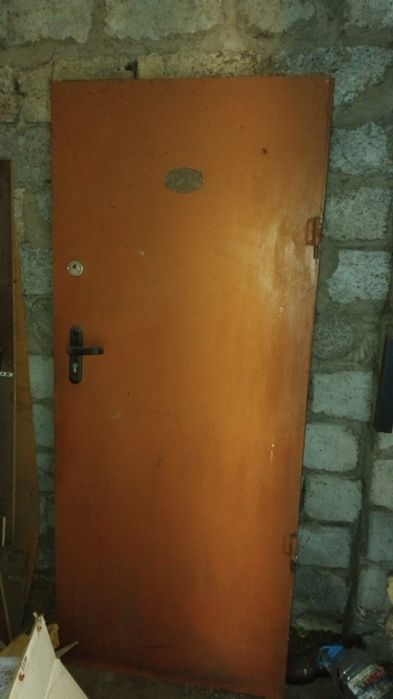 Продам входную дверь.