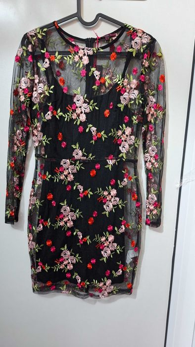 Ликвидация. Missi London  с флорална бродерия и прозрачни ръкави