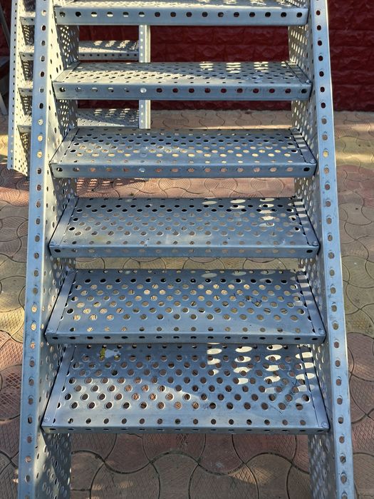 Black Friday   Confectionam scarii metalice zincate exterioare