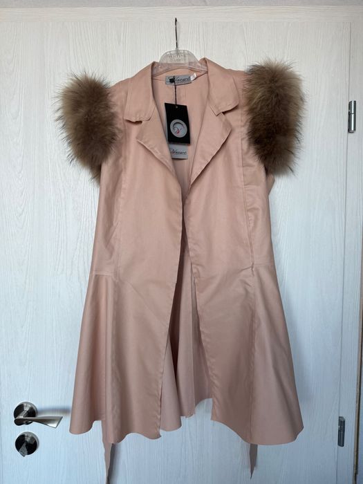 Елек с пух на рамената, тънко палто