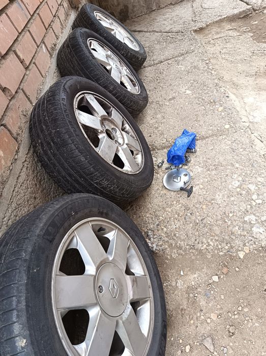 Jante originale R16 aliaj Aluminiu Renault Laguna 1  cu cauciucuri de vara 205/55/R16 și prezoane + roata rezerva