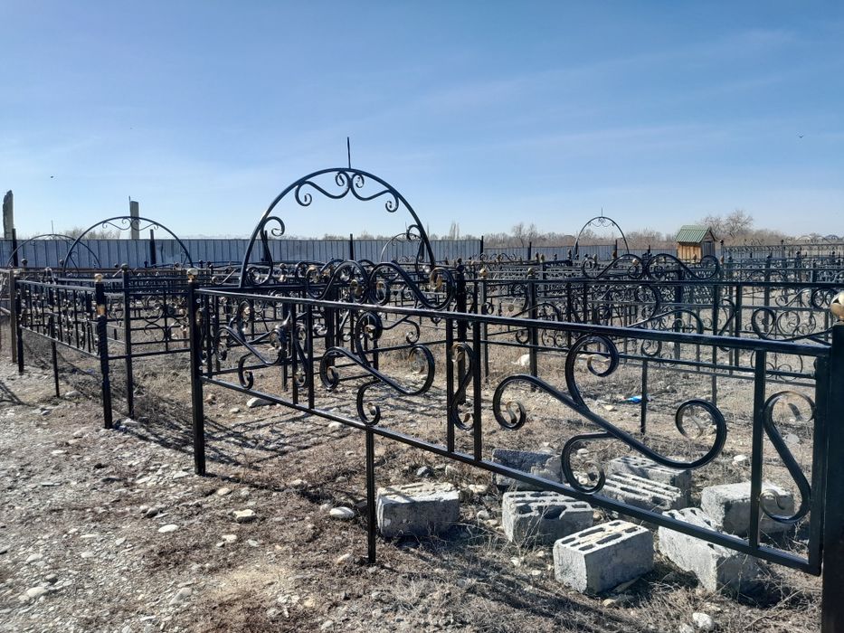 Оградки и памятники