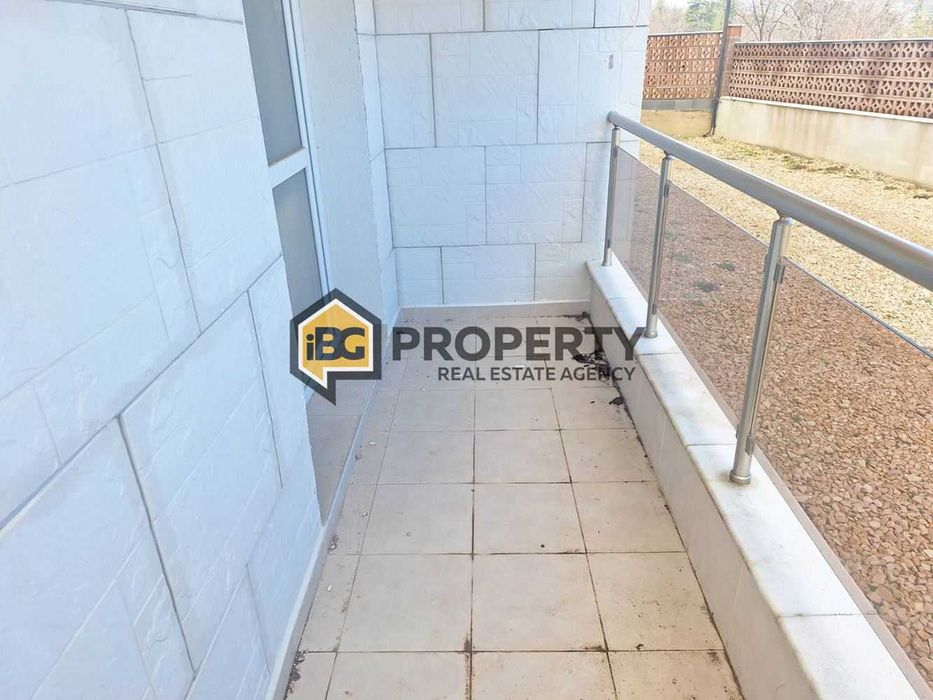 Тристаен апартамент с веранда в град Бяла