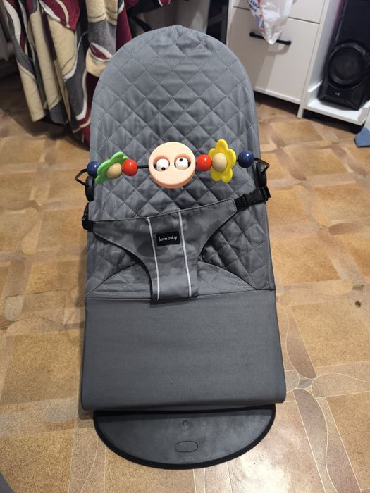 Продам шезлонг памперсы трусики и кенгуру