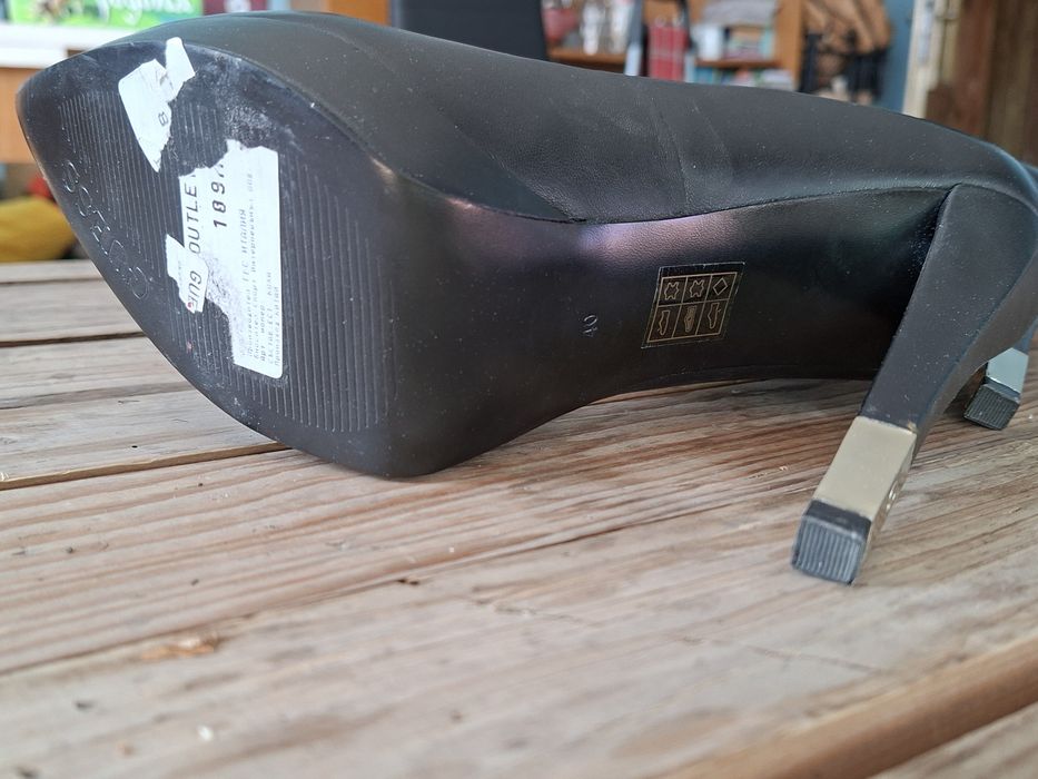 Дамски луксозни обувки Guess