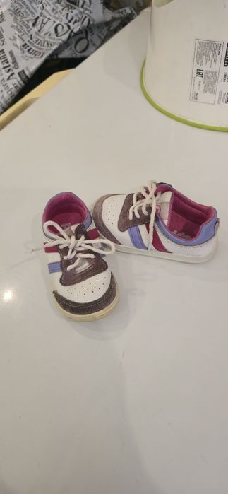 Продам детскую обувь